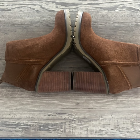 Crevo Suede Ankle Booties Size 6, 3 1/2 Inch Block Heel. - Picture 2 of 6